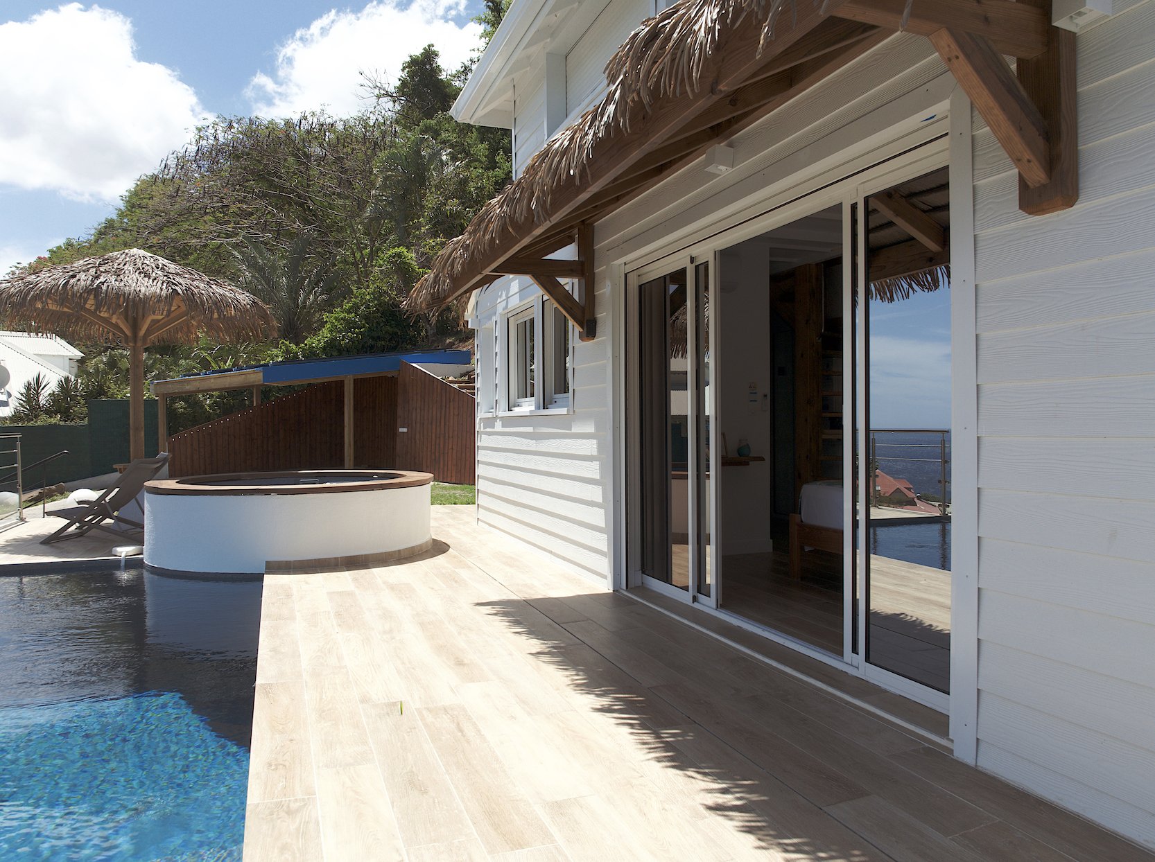 Le jacuzzi de 5 places au bord de la fosse de la piscine