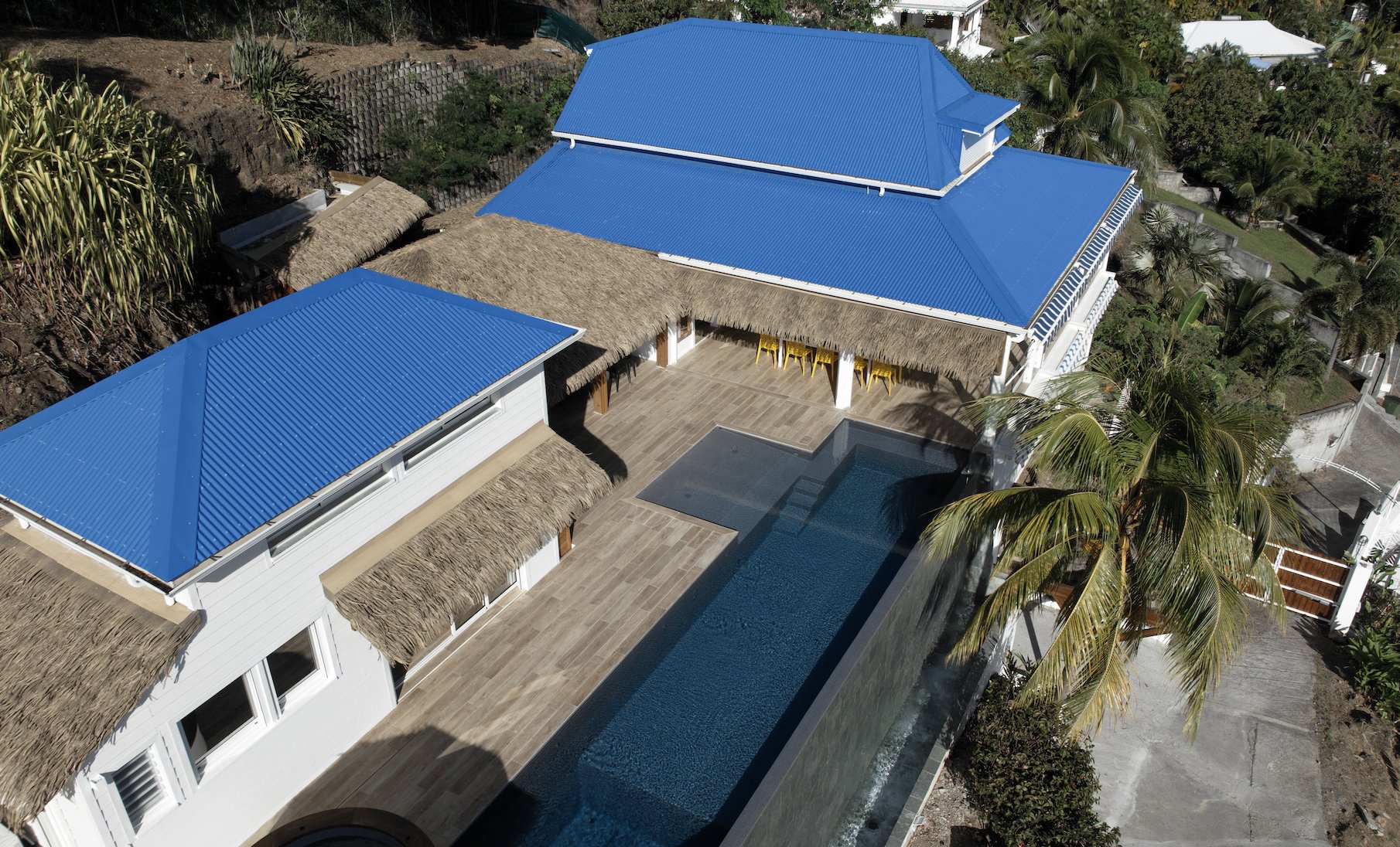 Villa Mana — la propriété, piscine à débordement et carbets face à la mer des Caraïbes